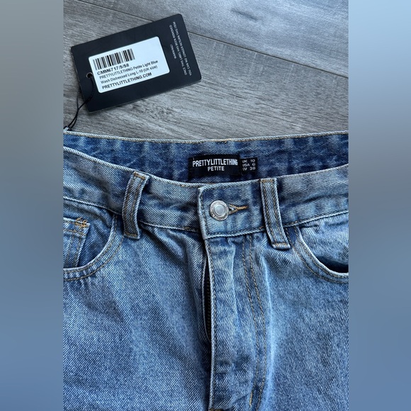 PRETTYLITTLETHING Petite Light Blue Wash Ripped Long Leg Straight Jeans - US 6 - Picture 7 of 12
